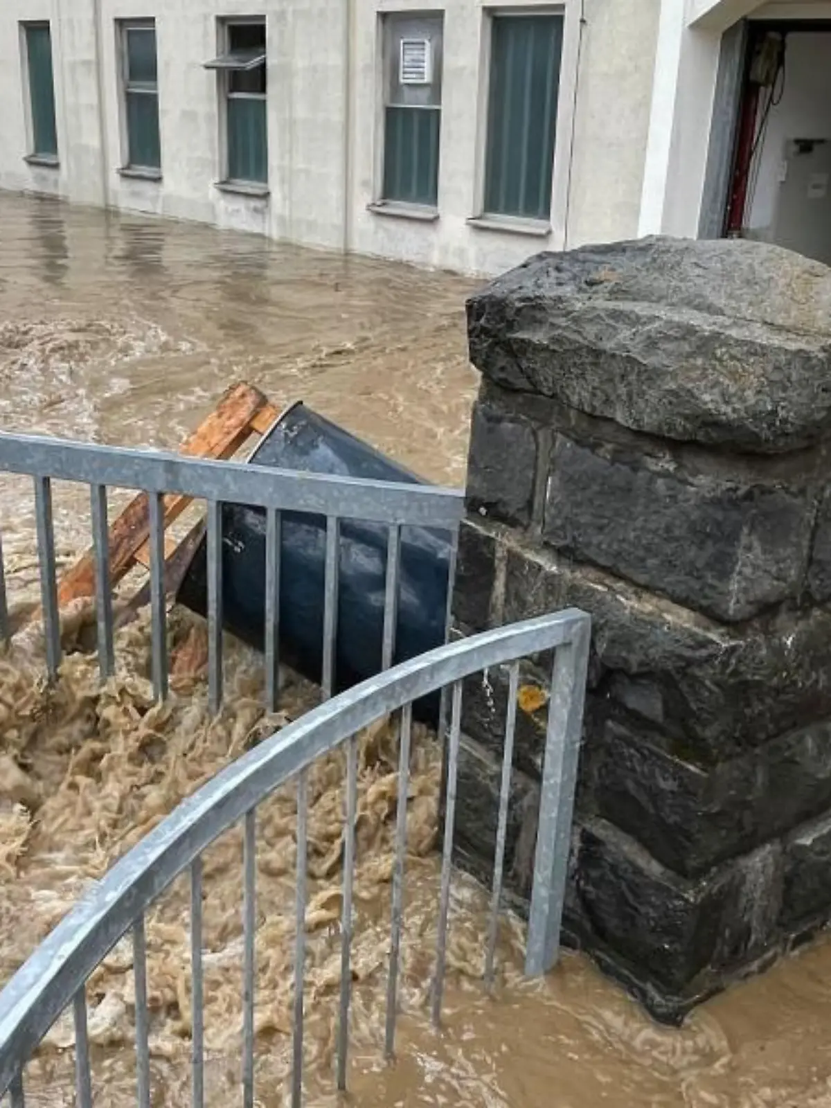 Wassermassen bahnen sich ihren Weg