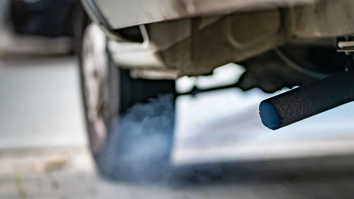ARCHIV - 23.10.2018, Hessen, Frankfurt/Main: Bläuliche Rauchwolken stößt der Dieselmotor eines Kleinlasters aus, der auf einem Parkplatz gestartet wird. Mehr als hundert Lungenspezialisten bezweifeln den gesundheitlichen Nutzen der aktuellen Grenzwerte für Feinstaub und Stickoxide (NOx). (zu dpa «Lungenexperten stellen Feinstaub- und Stickoxid-Grenzwerte infrage» vom 23.01.2019) Foto: Frank Rumpenhorst/dpa +++ dpa-Bildfunk +++