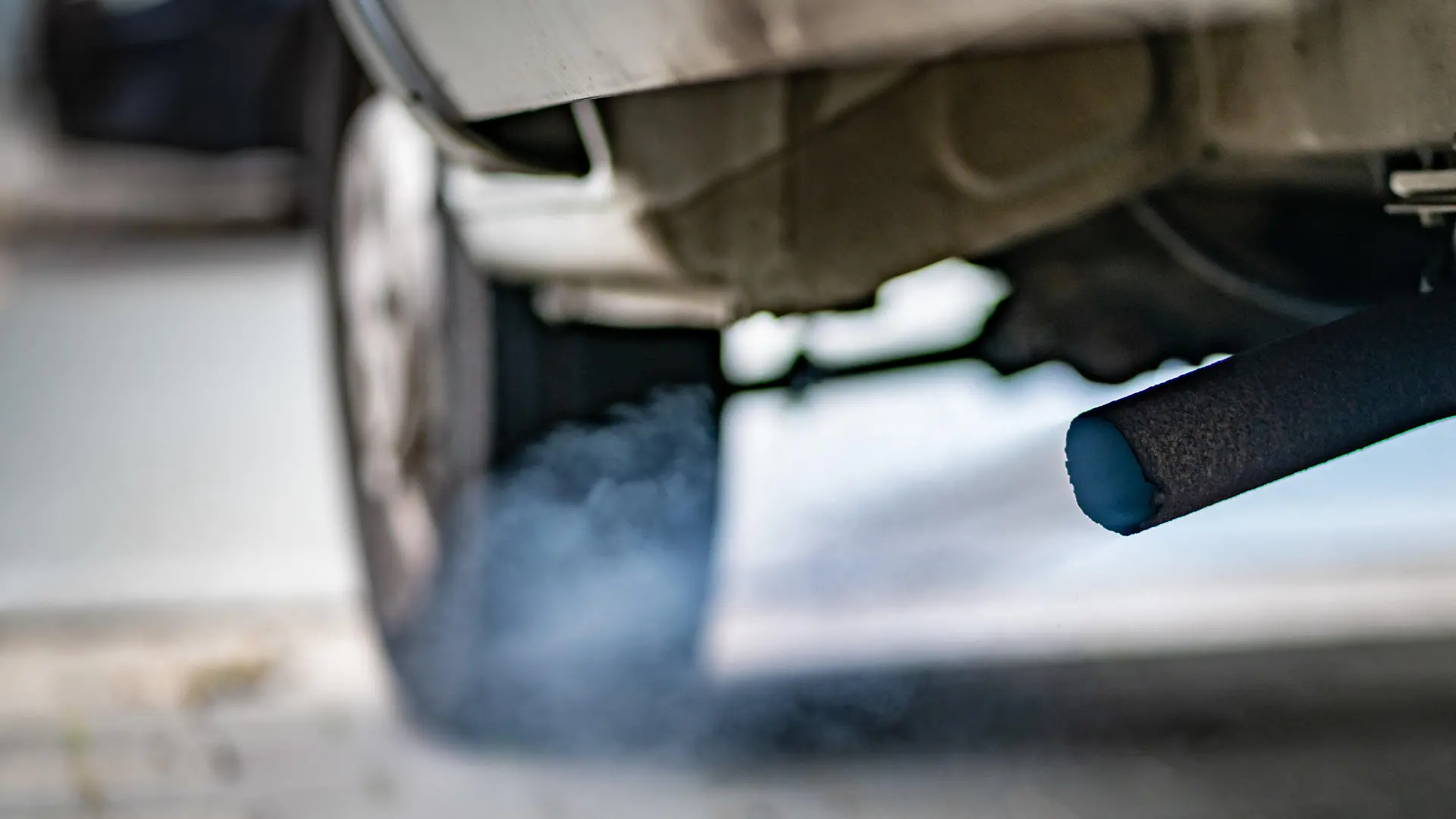 ARCHIV - 23.10.2018, Hessen, Frankfurt/Main: Bläuliche Rauchwolken stößt der Dieselmotor eines Kleinlasters aus, der auf einem Parkplatz gestartet wird. Mehr als hundert Lungenspezialisten bezweifeln den gesundheitlichen Nutzen der aktuellen Grenzwerte für Feinstaub und Stickoxide (NOx). (zu dpa «Lungenexperten stellen Feinstaub- und Stickoxid-Grenzwerte infrage» vom 23.01.2019) Foto: Frank Rumpenhorst/dpa +++ dpa-Bildfunk +++
