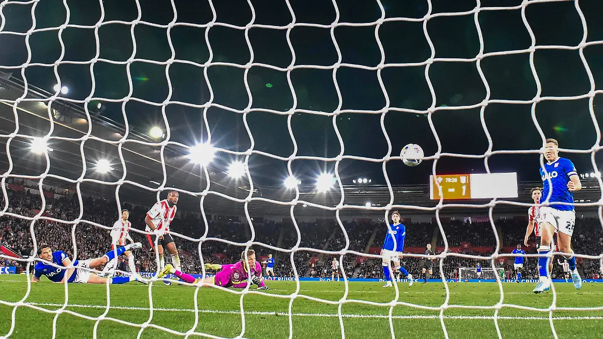 Southampton v Ipswich Town, EFL Sky Bet Championship Goal 2-1 - Cyle Larin 9 of Southampton scores the second goal beating Christian Walton 28 of Ipswich Town during the EFL Sky Bet Championship match between Southampton and Ipswich Town at the St Mary s Stadium, Southampton, UK on 28 April 2026. Southampton St Mary s Stadium Hampshire UK Editorial use only DataCo restrictions apply See www.football-dataco.com , Copyright: xGrahamxHuntx PSI-24166-0145