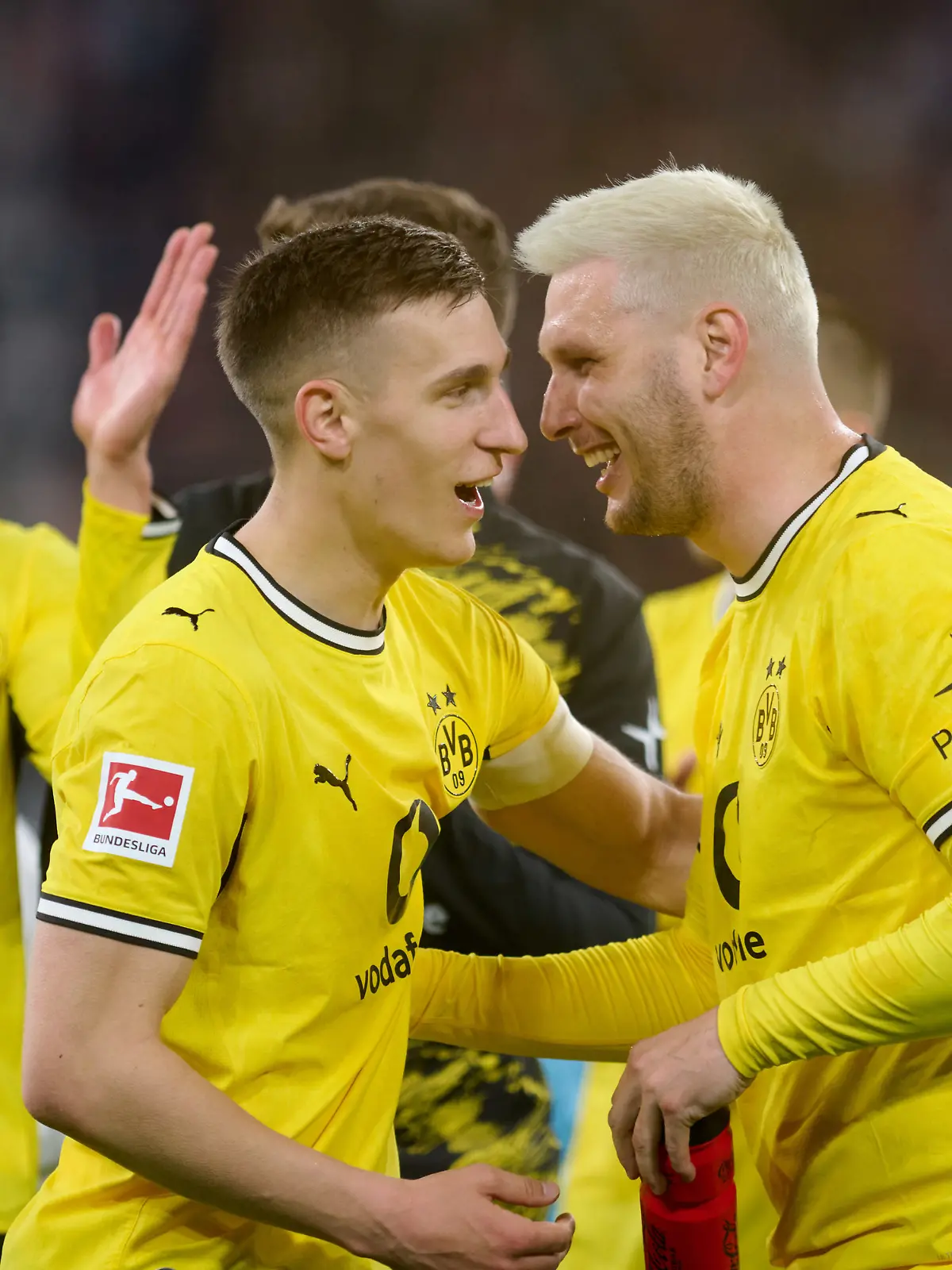 08.05.2026, Nordrhein-Westfalen, Dortmund: Fußball, Männer: Bundesliga, Borussia Dortmund - Eintracht Frankfurt, 33. Spieltag, Signal Iduna Park. Felix Nmecha (Borussia Dortmund, l-r), Nico Schlotterbeck (Borussia Dortmund) und Niklas Süle (Borussia Dortmund) freuen sich über den Sieg. Das Spiel endete 3:2. Foto: Bernd Thissen/dpa - WICHTIGER HINWEIS: Gemäß den Vorgaben der DFL Deutsche Fußball Liga bzw. des DFB Deutscher Fußball-Bund ist es untersagt, in dem Stadion und/oder vom Spiel angefertigte Fotoaufnahmen in Form von Sequenzbildern und/oder videoähnlichen Fotostrecken zu verwerten bzw. verwerten zu lassen. +++ dpa-Bildfunk +++