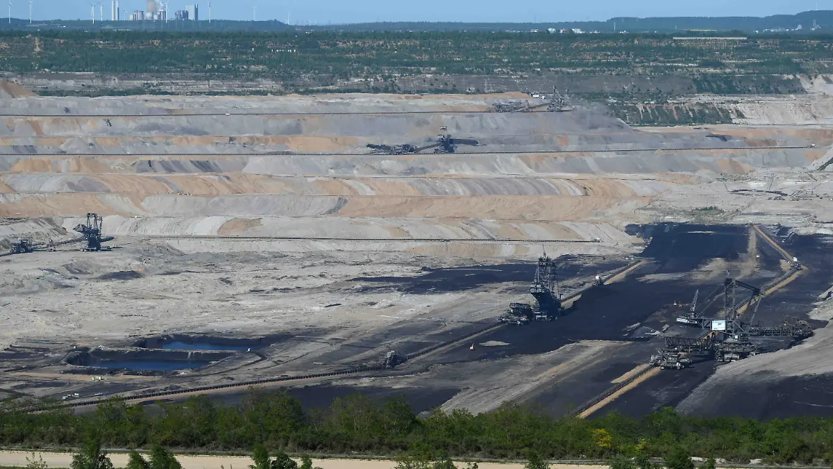 Uebersicht ueber den Tagebau, in der Mitte Schaufelradbagger Bagger 293 auf der unteren Sohle, baggert Abraum ab, Tagebau Hambach, gesehen vom Aussichtspunkt bei Niederzier, am 30.04.2026.