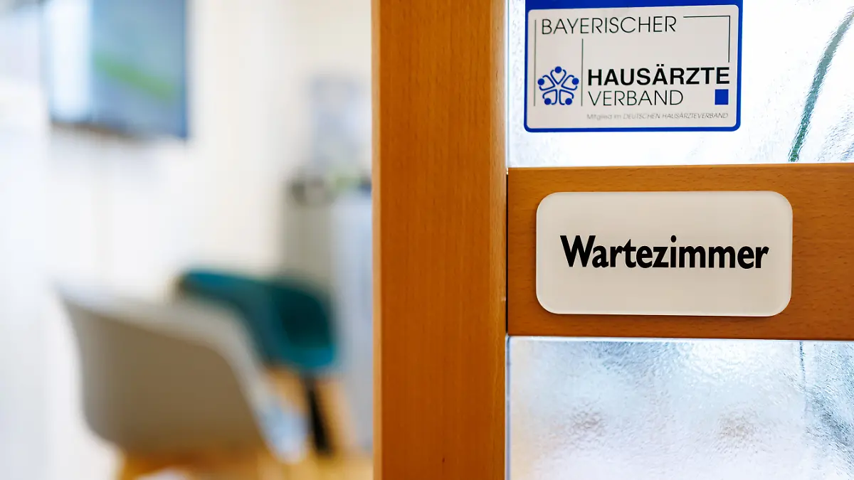 "Wartezimmer" ist auf der Tür eines Wartezimmers in einer Arztpraxis zu lesen. (zu dpa: «Draufzahlen beim Facharzt? – Neues System bei Terminvergabe») +++ dpa-Bildfunk +++