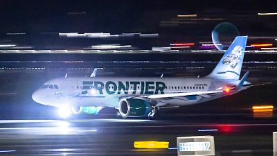 Schock in Denver: Flugzeug erfasst Mensch, Triebwerk brennt