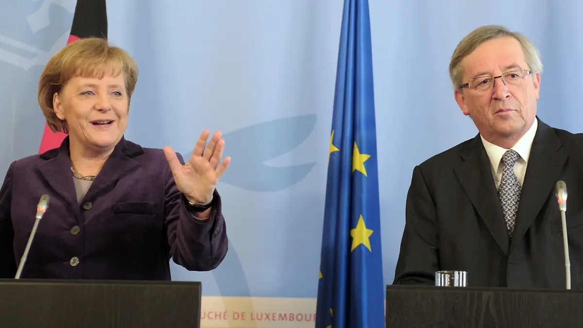 Luxembourg Prime Minister and President of the Eurogroup, Jean Claude Juncker (R) and German Chancellor Angela Merkel (L) attend a join press conference, in Luxembourg, 09 March 2010. Angela Merkel is in Luxembourg for a one day visit. EPA/CHRISTOPHE KARABA  +++(c) dpa - Bildfunk+++