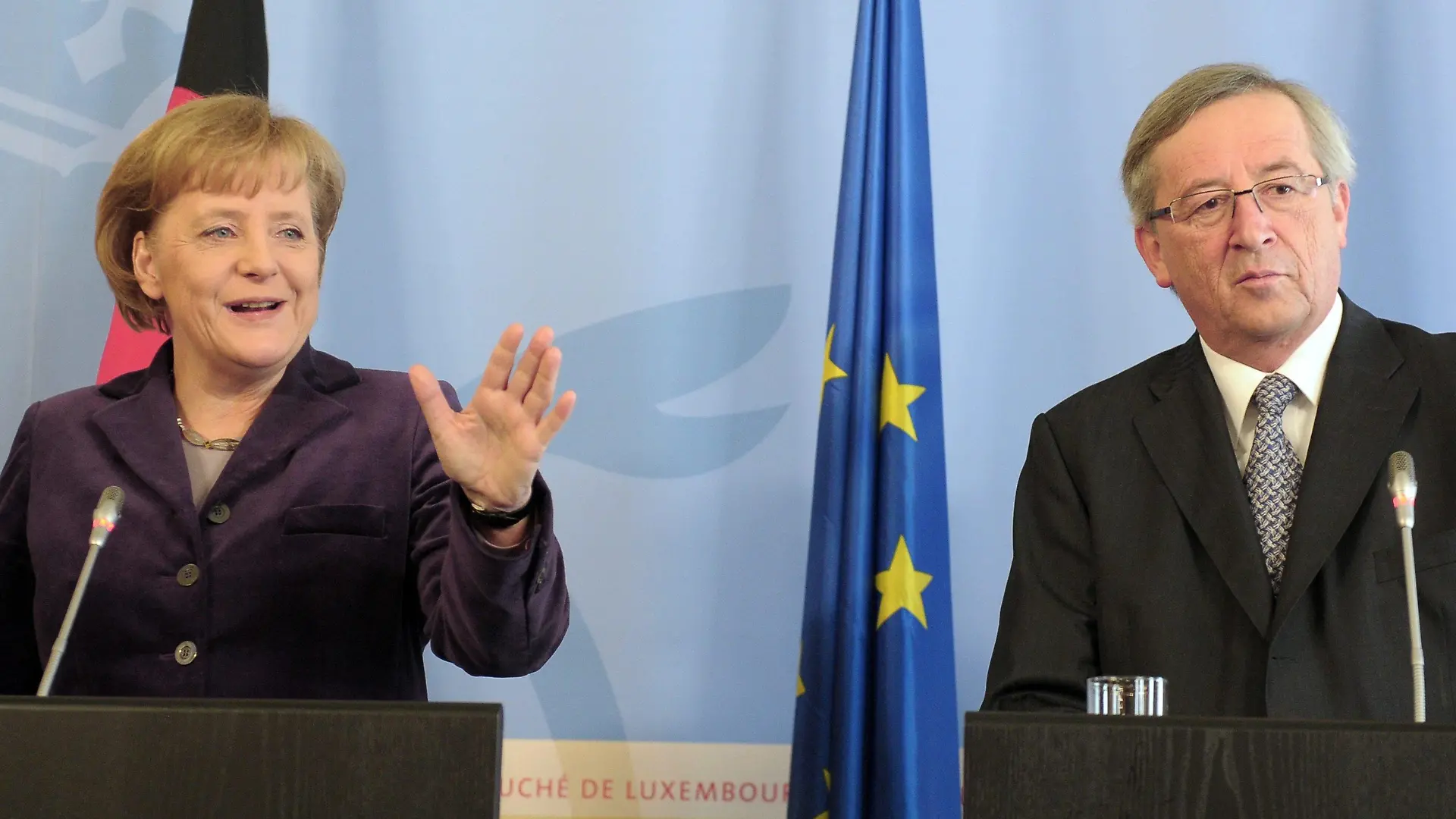 Luxembourg Prime Minister and President of the Eurogroup, Jean Claude Juncker (R) and German Chancellor Angela Merkel (L) attend a join press conference, in Luxembourg, 09 March 2010. Angela Merkel is in Luxembourg for a one day visit. EPA/CHRISTOPHE KARABA +++(c) dpa - Bildfunk+++