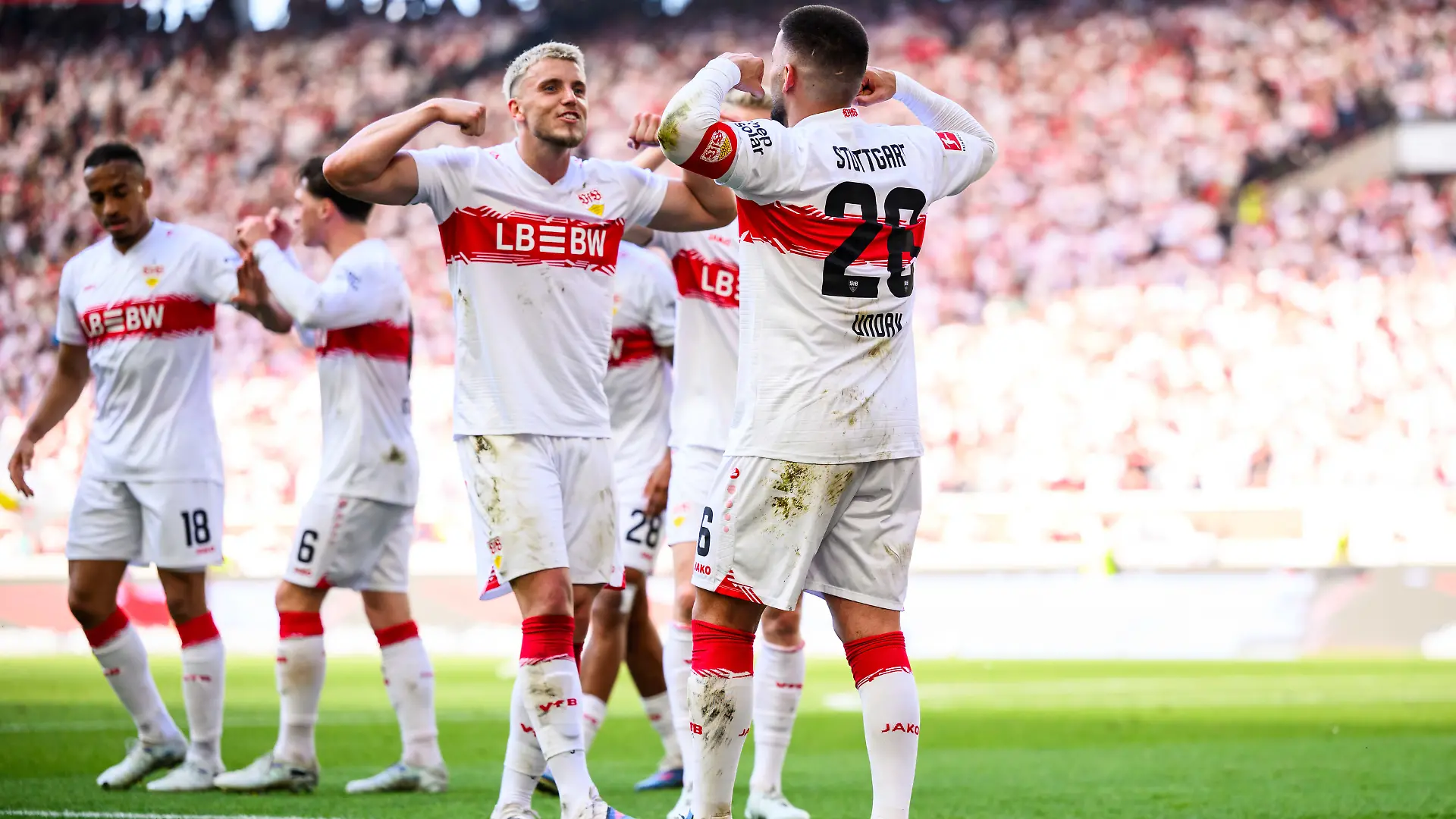 09.05.2026, Baden-Württemberg, Stuttgart: Fußball, Männer, Bundesliga, VfB Stuttgart - Bayer 04 Leverkusen, 33. Spieltag, MHPArena. Deniz Undav (r, VfB Stuttgart) jubelt nach seinem Tor zum 3:1 mit der Mannschaft. Foto: Tom Weller/dpa - WICHTIGER HINWEIS: Gemäß den Vorgaben der DFL Deutsche Fußball Liga bzw. des DFB Deutscher Fußball-Bund ist es untersagt, in dem Stadion und/oder vom Spiel angefertigte Fotoaufnahmen in Form von Sequenzbildern und/oder videoähnlichen Fotostrecken zu verwerten bzw. verwerten zu lassen. +++ dpa-Bildfunk +++