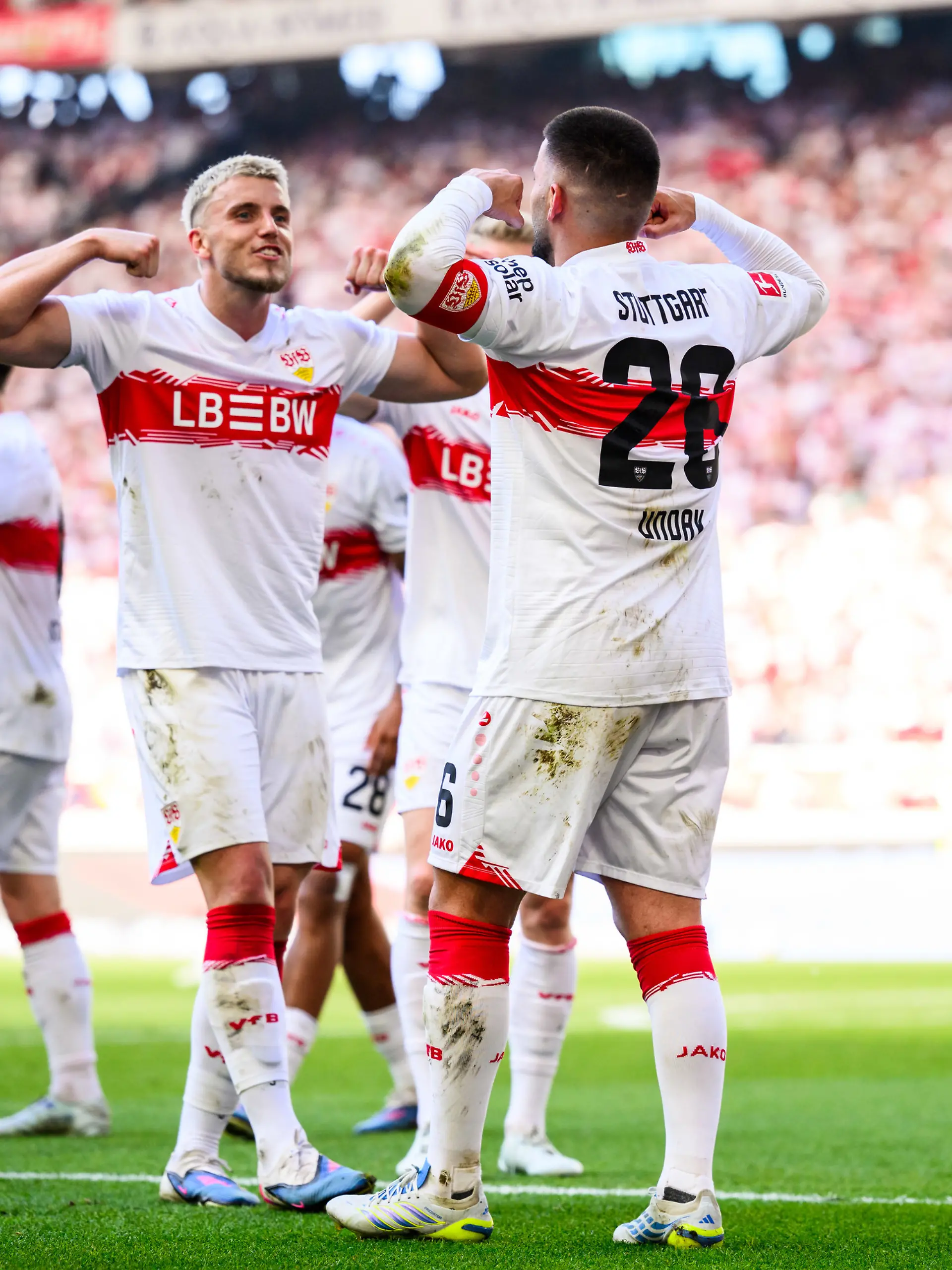 09.05.2026, Baden-Württemberg, Stuttgart: Fußball, Männer, Bundesliga, VfB Stuttgart - Bayer 04 Leverkusen, 33. Spieltag, MHPArena. Deniz Undav (r, VfB Stuttgart) jubelt nach seinem Tor zum 3:1 mit der Mannschaft. Foto: Tom Weller/dpa - WICHTIGER HINWEIS: Gemäß den Vorgaben der DFL Deutsche Fußball Liga bzw. des DFB Deutscher Fußball-Bund ist es untersagt, in dem Stadion und/oder vom Spiel angefertigte Fotoaufnahmen in Form von Sequenzbildern und/oder videoähnlichen Fotostrecken zu verwerten bzw. verwerten zu lassen. +++ dpa-Bildfunk +++