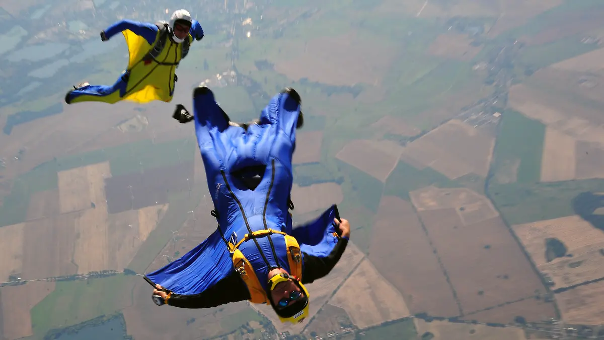 Zwei Wingsuit-Springer beim Sprung aus 4000 Metern Höhe. (Symbolbild)