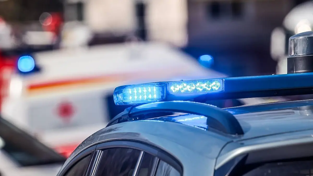 26.02.2026, Handenberg, AUT, Unterwegs in Oberösterreich, Symbolbild, Themenbild, Verschiedene Themenbilder, Einsatzkräfte, im Bild Ein Streifenwagen der Polizei mit eingeschaltetem Blaulicht steht am Straßenrand. Das Einsatzfahrzeug befindet sich im Rahmen eines Polizeieinsatzes vor Ort. Rettungswagen im Hintergrund, Blaulicht, Einsatzkräfte, Unfallstelle, Feature, Themenbild, *** 26 02 2026, Handenberg, AUT, Unterwegs in Oberösterreich, Symbolbild, Themenbild, Verschiedene Themenbilder, Einsatzkräfte, im Bild A police patrol car with its blue lights switched on is parked at the side of the road The emergency vehicle is on site as part of a police operation Ambulance in the background, blue light, emergency services, accident scene, F