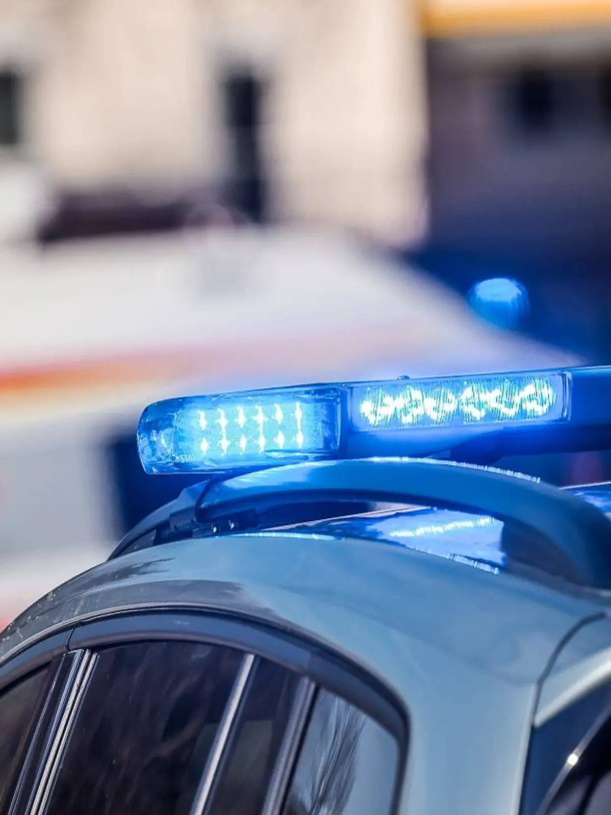 26.02.2026, Handenberg, AUT, Unterwegs in Oberösterreich, Symbolbild, Themenbild, Verschiedene Themenbilder, Einsatzkräfte, im Bild Ein Streifenwagen der Polizei mit eingeschaltetem Blaulicht steht am Straßenrand. Das Einsatzfahrzeug befindet sich im Rahmen eines Polizeieinsatzes vor Ort. Rettungswagen im Hintergrund, Blaulicht, Einsatzkräfte, Unfallstelle, Feature, Themenbild, *** 26 02 2026, Handenberg, AUT, Unterwegs in Oberösterreich, Symbolbild, Themenbild, Verschiedene Themenbilder, Einsatzkräfte, im Bild A police patrol car with its blue lights switched on is parked at the side of the road The emergency vehicle is on site as part of a police operation Ambulance in the background, blue light, emergency services, accident scene, F