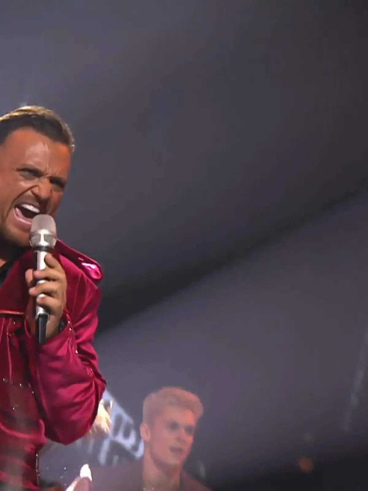 Bild zu: "Trotz Bühnenpanne: Menowin startet furios mit seinem Finalsong von 2010"