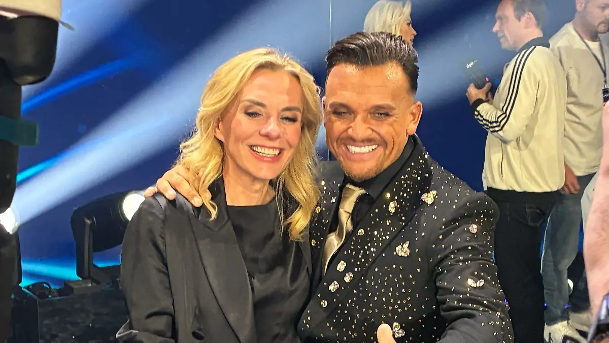 RTL-Programmchefin Inga Leschek freut sich mit Menowin Fröhlich über seinen Sieg. 