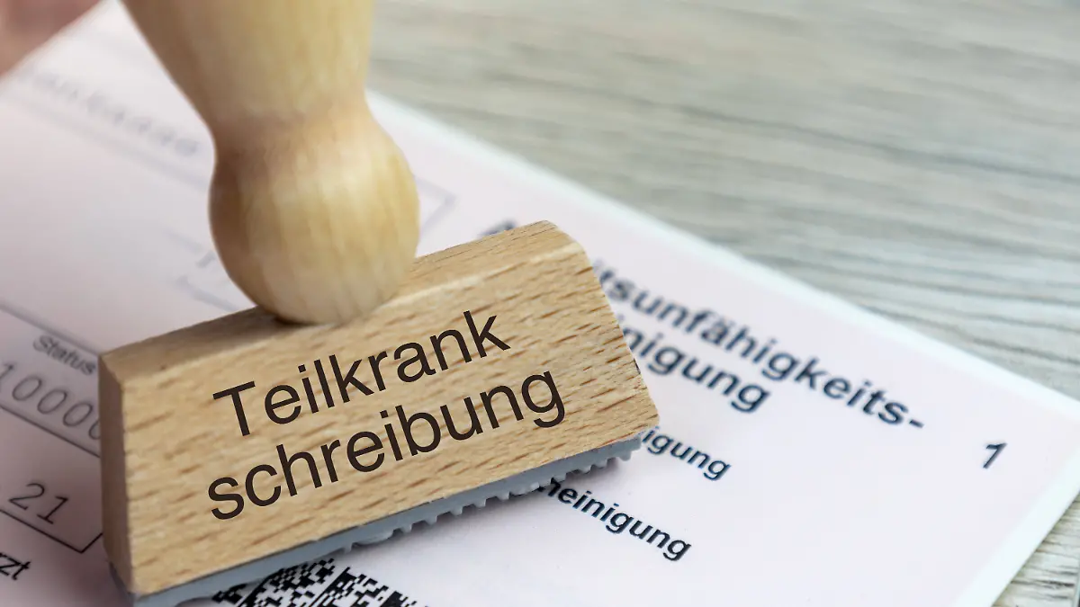 Fotomontage Nahaufnahme einer Arbeitsunfähigkeitsbescheinigung mit Stempel TEILKRANKSCHREIBUNG *** Photomontage close-up of a certificate of incapacity for work with stamp TEILKRANKSCHREIBUNG Copyright: xUdoxHerrmannx