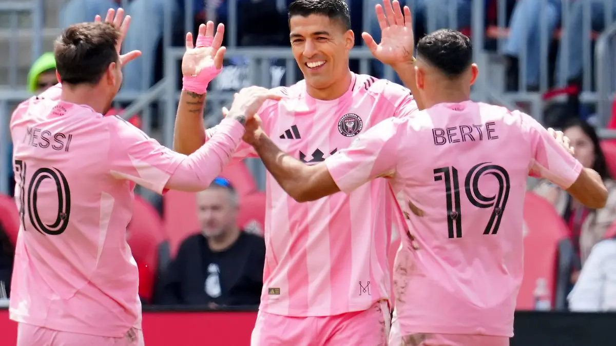 Wie zu besten Zeiten: Lionel Messi (l) feiert einen Treffer von Luis Suarez.