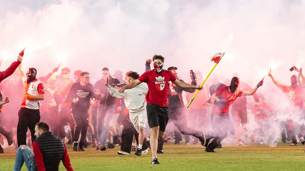 Das Spiel endete im Chaos: Wegen eines Platzsturms wurde das Derby Slavia Prag gegen Sparta Prag kurz vor dem Ende abgebrochen.