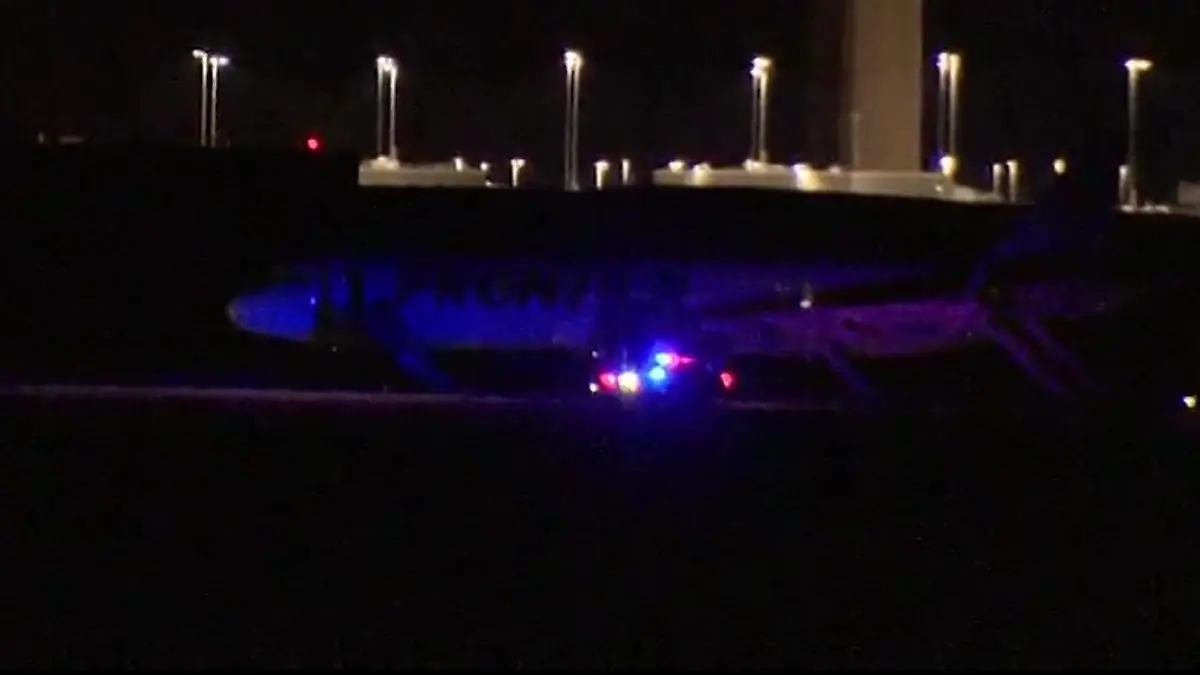 Mann in Triebwerk gezogen! Flugzeug erfasst Unbekannten beim Abheben Tragödie in Denver