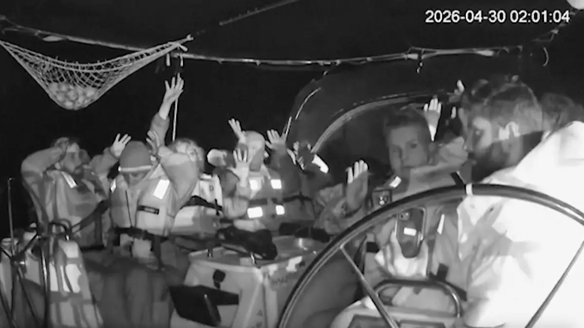 Das von der «Global Sumud Flotilla» via AP veröffentlichte Bild aus einer Überwachungskamera zeigt Mitglieder der Gaza-Hilfsflotte mit in die Luft gestreckten Händen, während israelische Streitkräfte in der Nähe der griechischen Insel Kreta die Boote der Aktivisten abfangen, die Anfang des Monats von Barcelona aus in See gestochen waren, um Israels Seeblockade des Gazastreifens zu durchbrechen. (zu dpa: «Boote der Gaza-Hilfsflotte sammeln sich im türkischen Marmaris») +++ dpa-Bildfunk +++