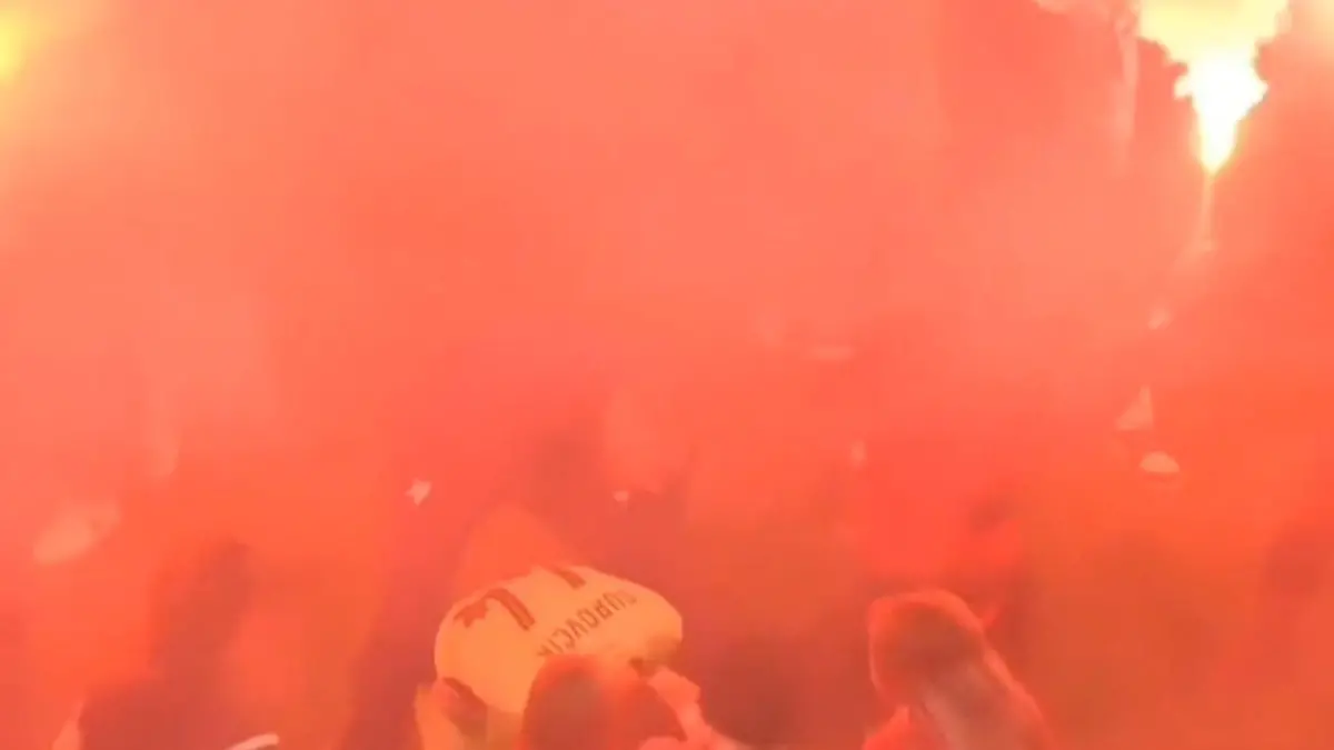 Bild zu: "Vermummt und mit Pyros! Fans stürmen bei Derby den Platz"
