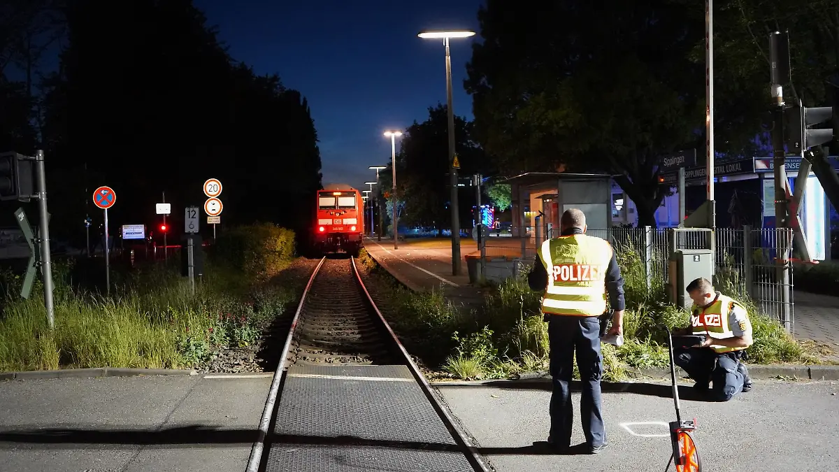 Nach dem Unfall vermessen Polizisten die Unglücksstelle.