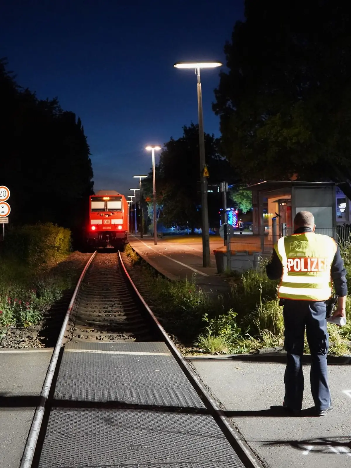 Bild zu: "Tragödie in Baden-Württemberg: Mädchen (†4) von Zug erfasst "