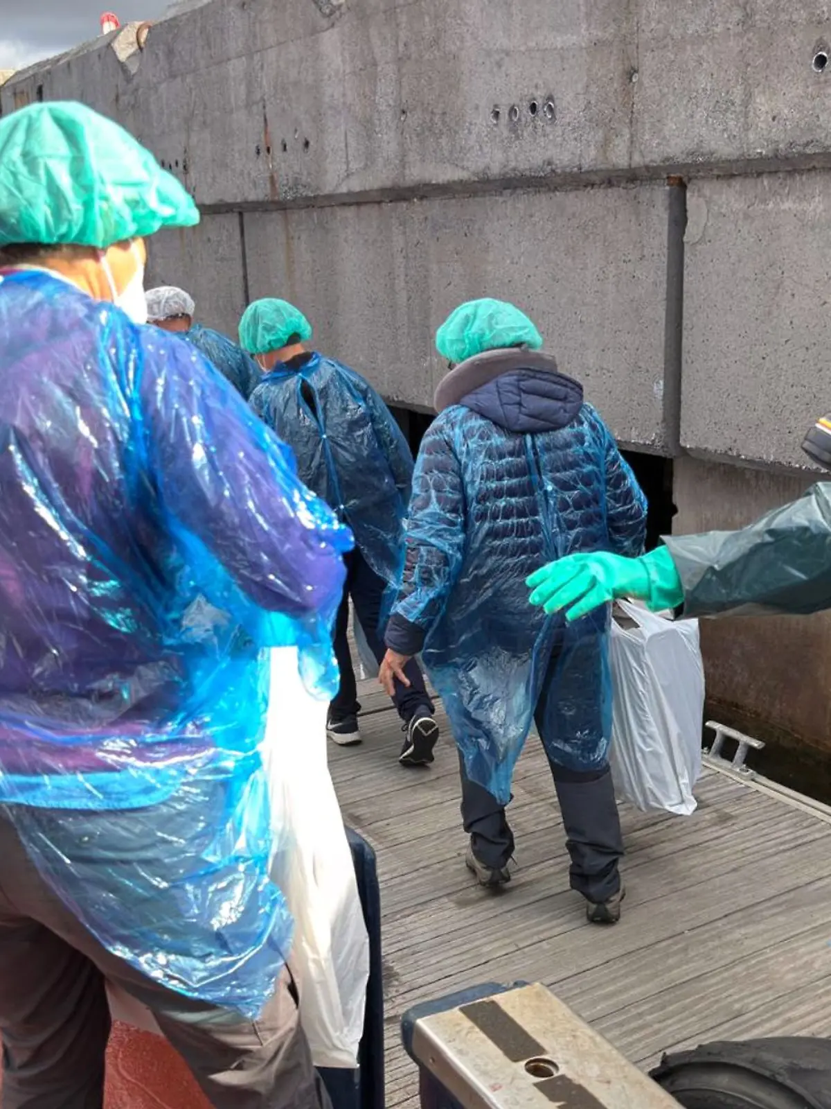 Bild zu: "Hier werden die „Hondius”-Passagiere von Bord gebracht – Bilder der Evakuierungsmission"