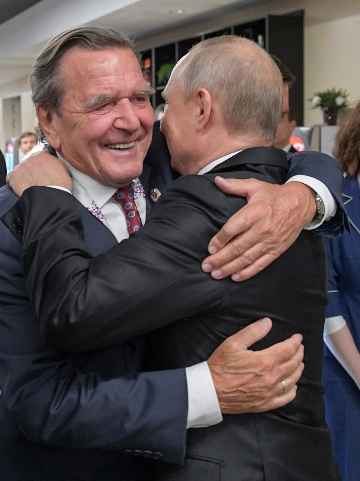 MOSCOW, RUSSIA - JUNE 14, 2018: Russia's President Vladimir Putin (R) hugs Gerhard Schroeder, Chairman of the Shareholders Committee with Nord Stream 2 AG and former German chancellor, at the opening of the 2018 FIFA World Cup at Luzhniki Stadium. Alexei Druzhinin/Russian Presidential Press and Information Office/TASS Foto: Alexei Druzhinin/TASS/dpa
