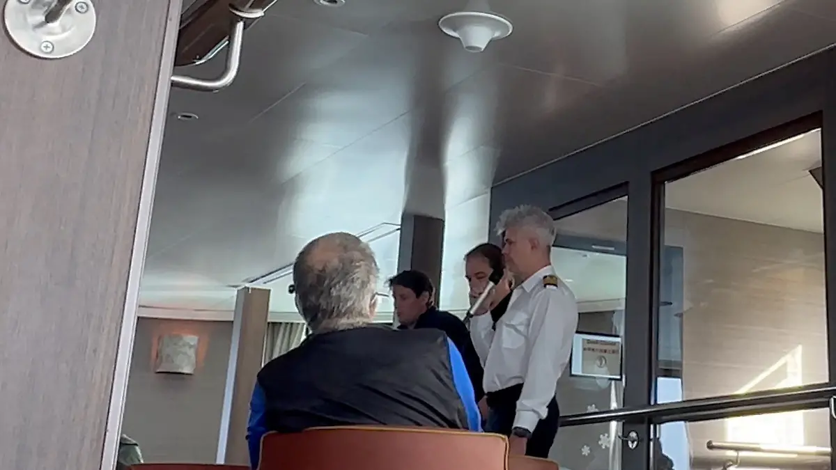 Hier gibt Jan Dobrogowski den Tod des ersten Passagiers an Bord der „MV Hondius” bekannt.