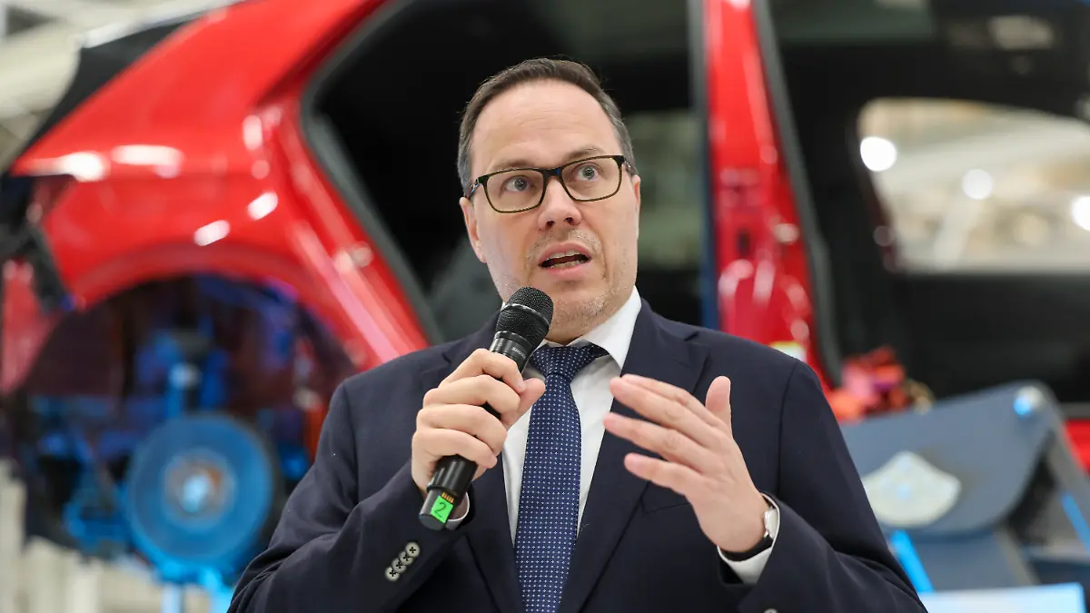 Dirk Panter (SPD), Wirtschaftsminister von Sachsen, spricht vor einem zerlegten VW ID.3. Der Autobauer Volkswagen will ab 2030 jährlich bis zu 15.000 Fahrzeuge am Standort Zwickau zerlegen und aufbereiten. Dazu wird Volkswagen den Angaben zufolge bis zu 90 Millionen Euro investieren und 1.000 Arbeitsplätze sichern. Das Land Sachsen fördert das Vorhaben mit rund 10,8 Millionen Euro.