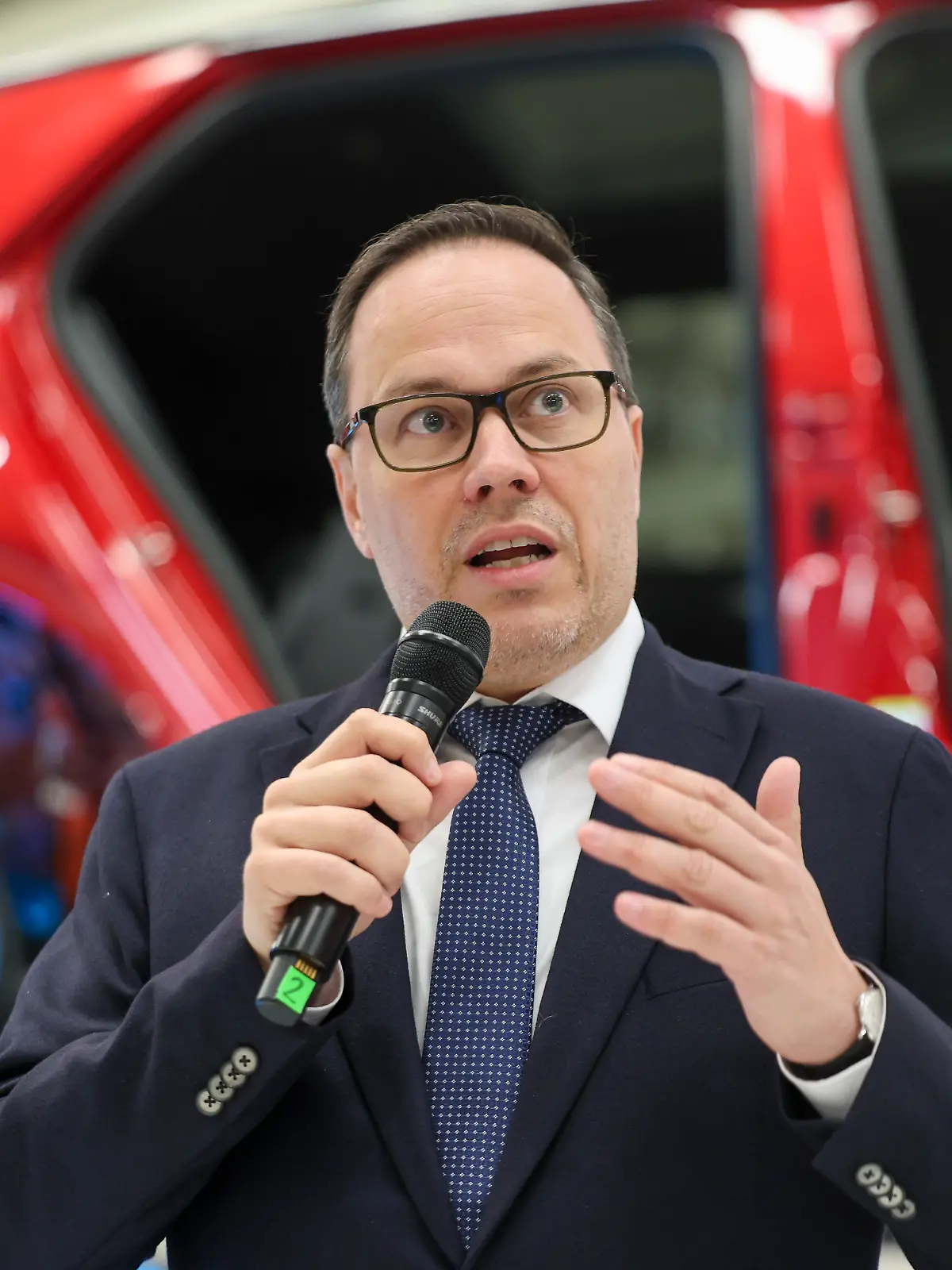 Dirk Panter (SPD), Wirtschaftsminister von Sachsen, spricht vor einem zerlegten VW ID.3. Der Autobauer Volkswagen will ab 2030 jährlich bis zu 15.000 Fahrzeuge am Standort Zwickau zerlegen und aufbereiten. Dazu wird Volkswagen den Angaben zufolge bis zu 90 Millionen Euro investieren und 1.000 Arbeitsplätze sichern. Das Land Sachsen fördert das Vorhaben mit rund 10,8 Millionen Euro.