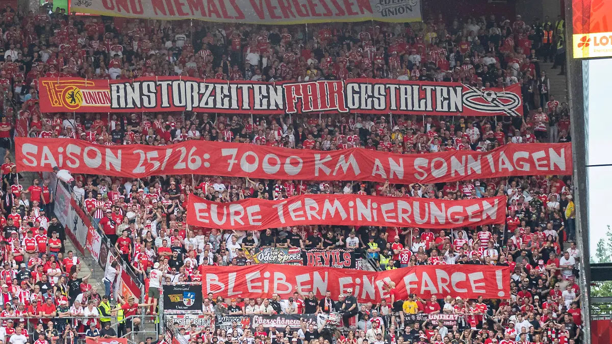 GER, Mainz, Fußball, DFL Bundesliga, 33. Spieltag, 1. FSV Mainz 05 vs. 1. FC Union Berlin im Bild v.l.: Gaesteblock mit Protest auf Spruchbanner gegen Anstosszeiten am Sonntagabend und weite Anreisen , Fans werfen Tennisbaelle auf das Spielfeld 10.05.2026, MEWA-Arena Mainz DFB/DFL REGULATIONS PROHIBIT ANY USE OF PHOTOGRAPHS AS IMAGE SEQUENCES AND/OR QUASI-VIDEO, *** GER, Mainz, Soccer, DFL Bundesliga, Matchday 33, 1 FSV Mainz 05 vs 1 FC Union Berlin in the picture from left guest block with protest on banner against kick-off times on Sunday evening and long journeys , fans throw tennis balls onto the pitch 10 05 2026, MEWA Arena Mainz DFB DFL REGULATIONS PROHIBIT ANY USE OF PHOTOGRAPHS AS IMAGE SEQUENCES AND OR QUASI VIDEO, Copyright: HMBxMedia/PaulxFritz