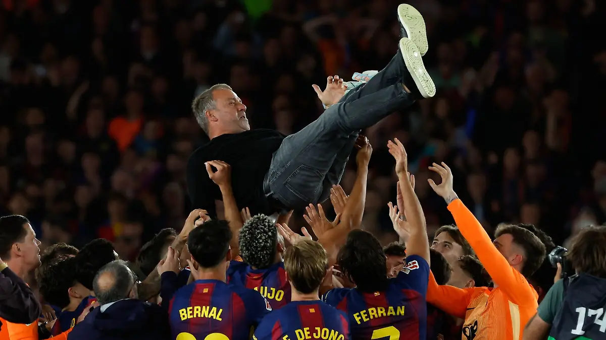 Die Spieler des FC Barcelona feiern ihren Erfolgstrainer Hansi Flick.
