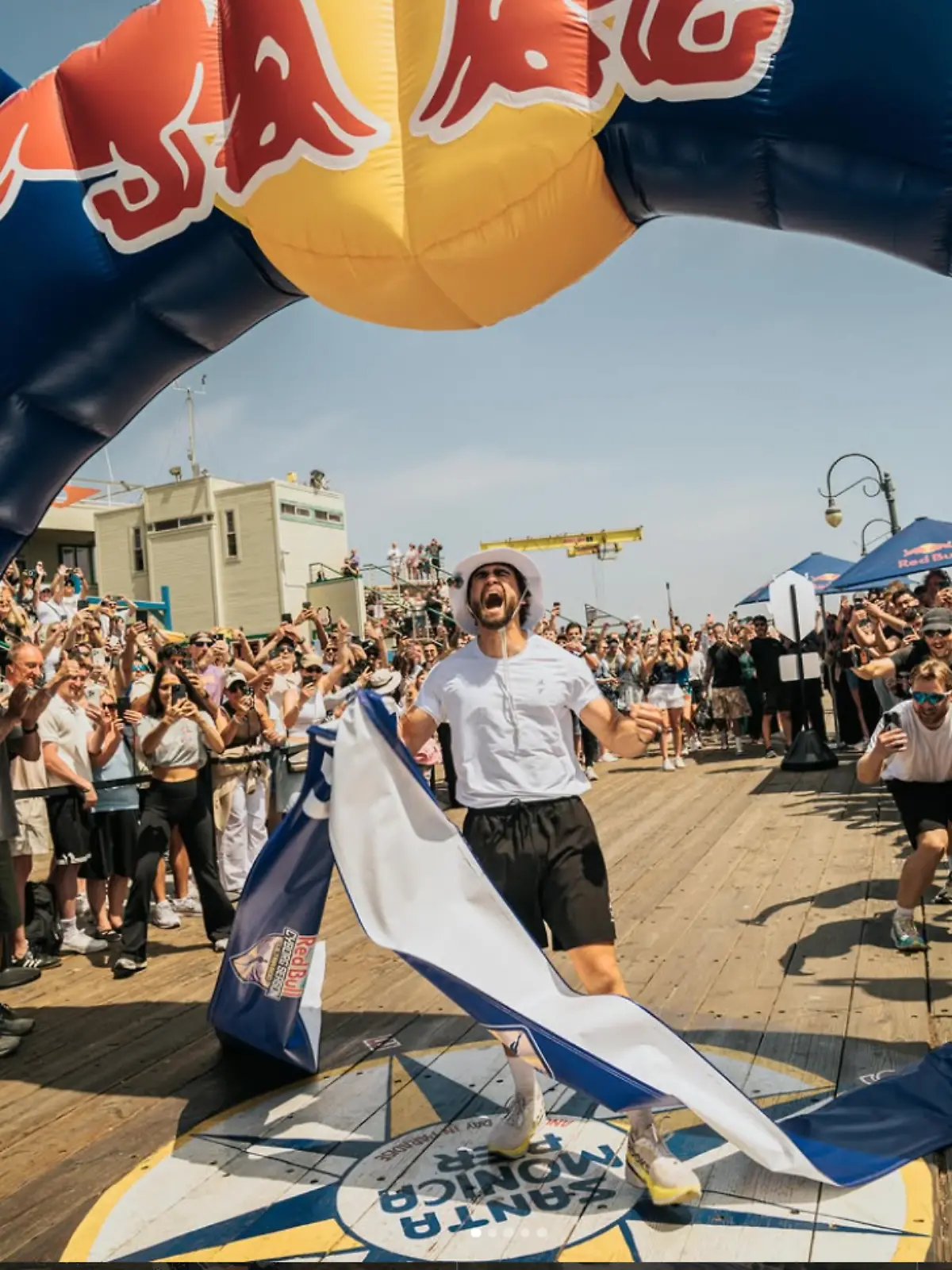 Bild zu: "600 Kilometer Extremlauf in Kalifornien: Deutscher Arda Saatci erreicht Ziel"