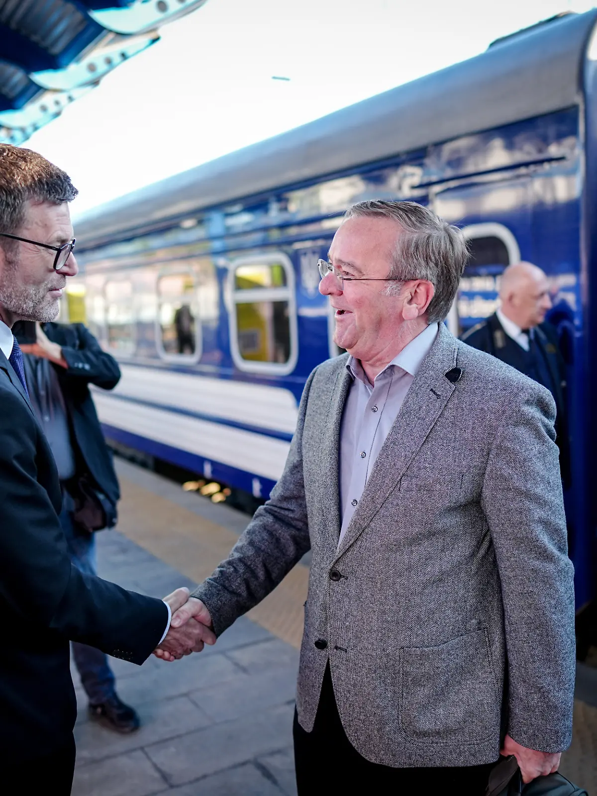 Boris Pistorius (SPD), Bundesminister der Verteidigung, wird von Heiko Thoms, deutscher Botschafter in der Ukraine, auf dem Hauptbahnhof in Kiew begrüßt. Auf dem Programm stehen politische Gespräche. +++ dpa-Bildfunk +++