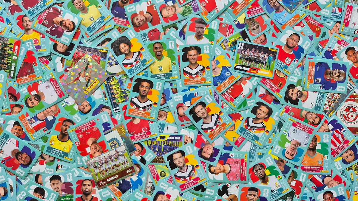 HANDOUT - 08.05.2026, ---, --: Sticker mit Fotos aus der neuen Panini-Stickerkollektion zum Sammeln zur FIFA Fussball-Weltmeisterschaft 2026 liegen auf einem Haufen (undatiertes Handout). Foto: Panini/dpa - ACHTUNG: Nur zur redaktionellen Verwendung im Zusammenhang mit der aktuellen Berichterstattung und nur mit vollständiger Nennung des vorstehenden Credits +++ dpa-Bildfunk +++