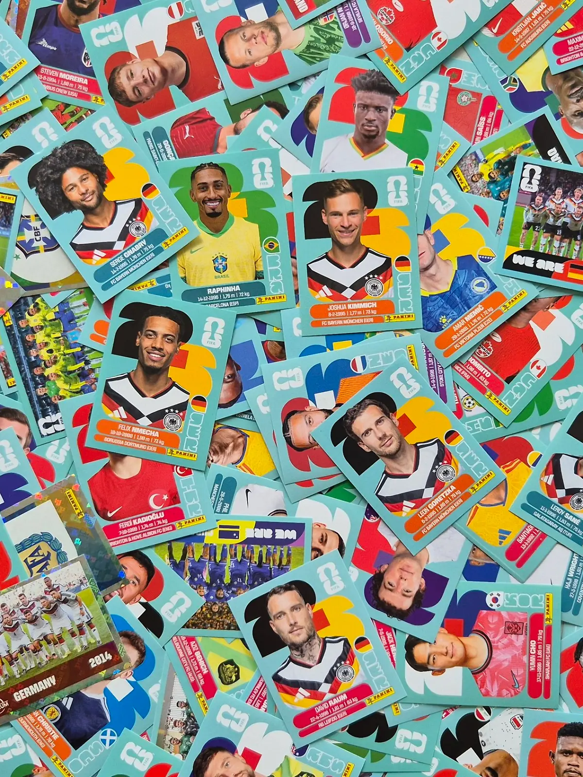 HANDOUT - 08.05.2026, ---, --: Sticker mit Fotos aus der neuen Panini-Stickerkollektion zum Sammeln zur FIFA Fussball-Weltmeisterschaft 2026 liegen auf einem Haufen (undatiertes Handout). Foto: Panini/dpa - ACHTUNG: Nur zur redaktionellen Verwendung im Zusammenhang mit der aktuellen Berichterstattung und nur mit vollständiger Nennung des vorstehenden Credits +++ dpa-Bildfunk +++