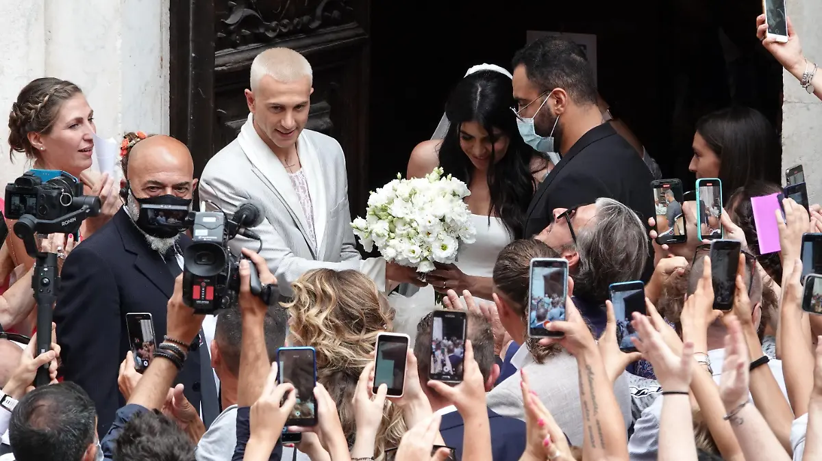 13.07.2021, Italien, Carrara: Federico Bernardeschi (3.v.l), Fußballer aus Italien, steht bei seiner Hochzeit neben der Braut Veronica Ciardi. Foto: Gianluca Moggi/LaPresse via ZUMA Press/dpa +++ dpa-Bildfunk +++