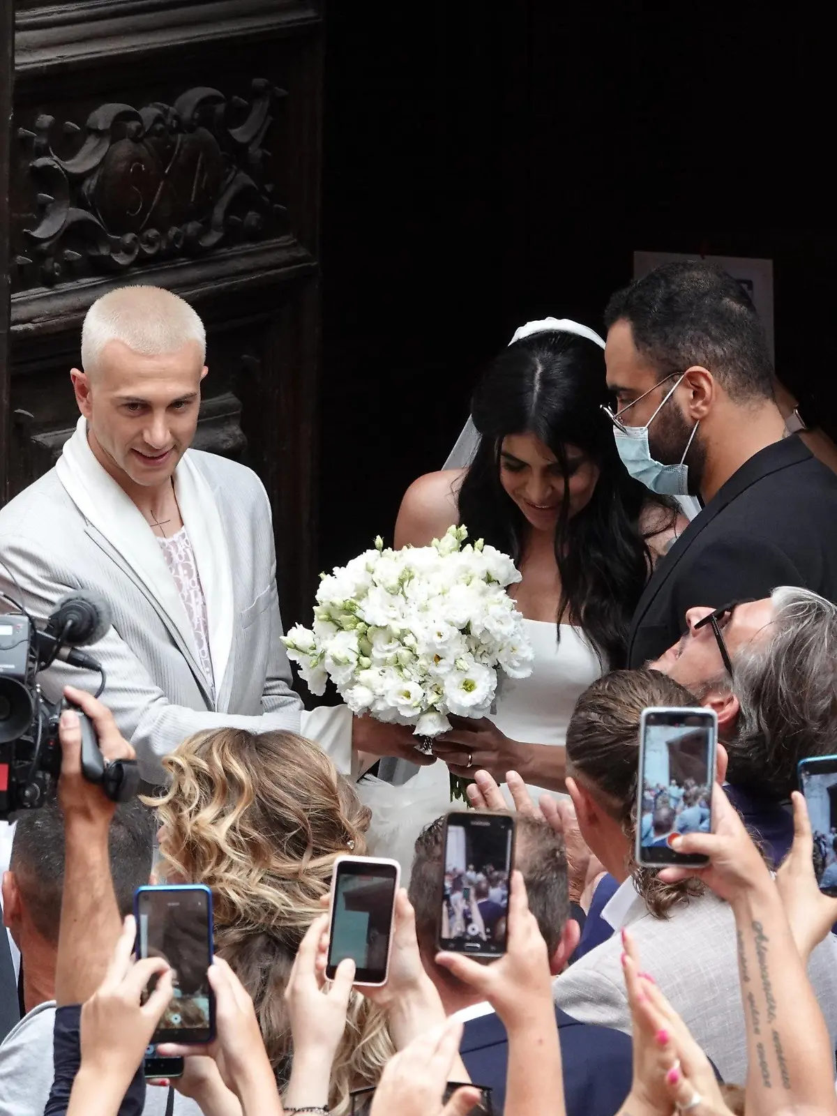13.07.2021, Italien, Carrara: Federico Bernardeschi (3.v.l), Fußballer aus Italien, steht bei seiner Hochzeit neben der Braut Veronica Ciardi. Foto: Gianluca Moggi/LaPresse via ZUMA Press/dpa +++ dpa-Bildfunk +++