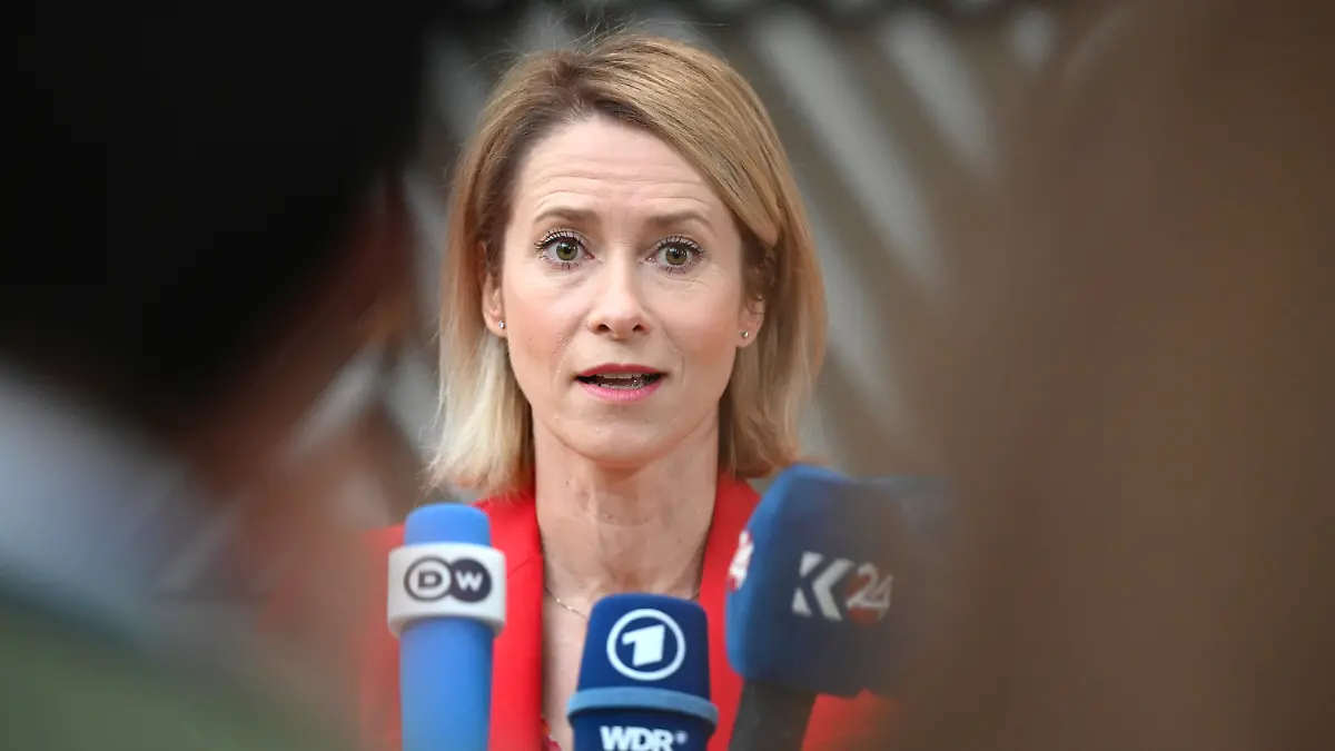 Kaja Kallas, EU-Außenbeauftragte und Vizepräsidentin in der Kommission, spricht zur Journalisten im Gebäude des European Council (Europäischer Rat). Die europäischen Außenminister treffen sich um unter anderem über die Lage im Nahen Osten, den russische Angriffskrieg gegen die Ukraine sowie mögliche EU-Sanktionen wegen Israels Siedlungspolitik zu besprechen.