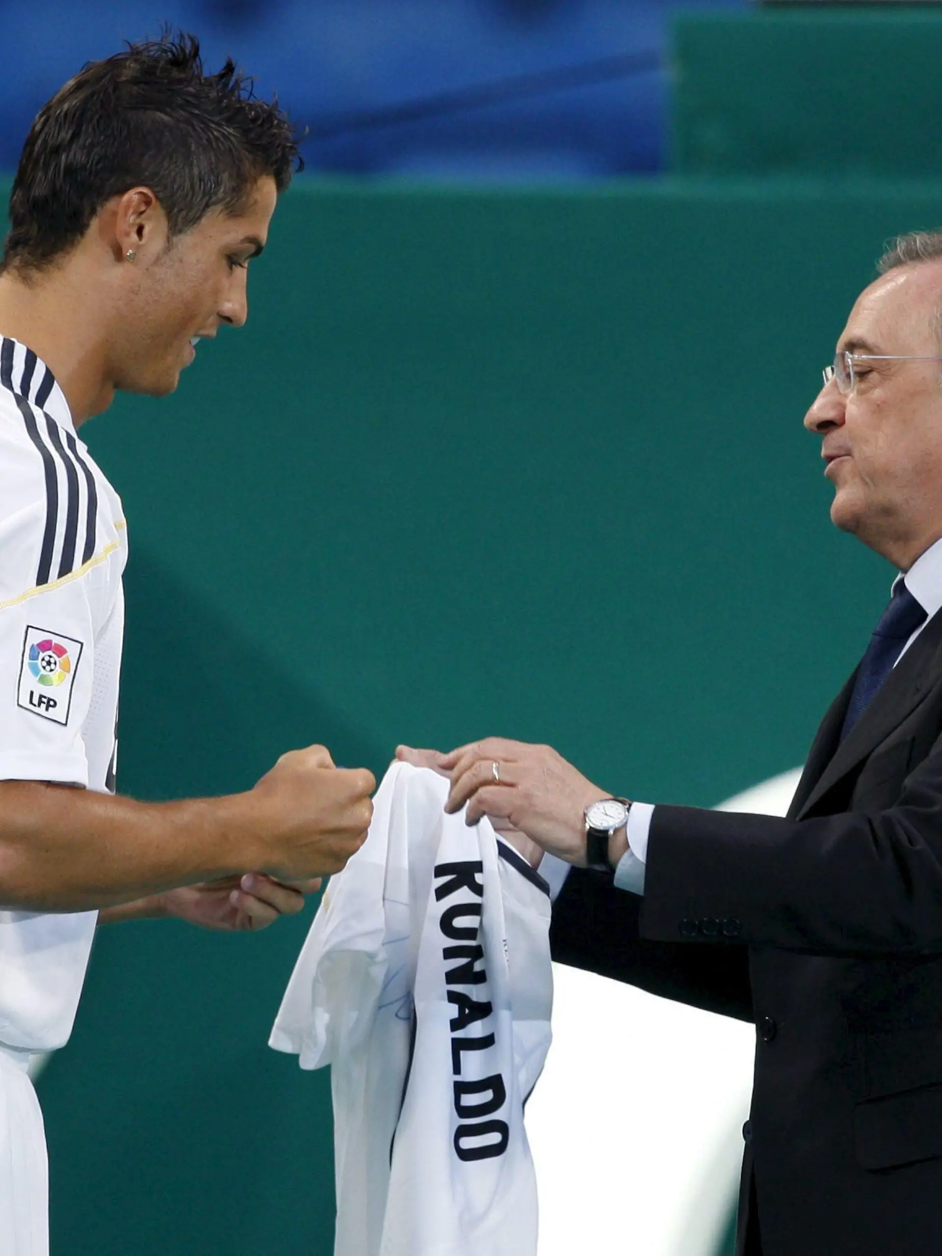 Real Madrid's president Florentino Perez (R) hands over a t-shirt to Real Madrid's new signing, Portuguese striker Cristiano Ronaldo (L) on a stage placed at the Santiago Bernabeu stadium during Ronaldo's official presentation in Madrid, central Spain, 06 July 2009. 80000 fans were celebrating the soccer star in the stadium. EPA/JUAN CARLOS HIDALGO (zu dpa 0978) +++(c) dpa - Bildfunk+++