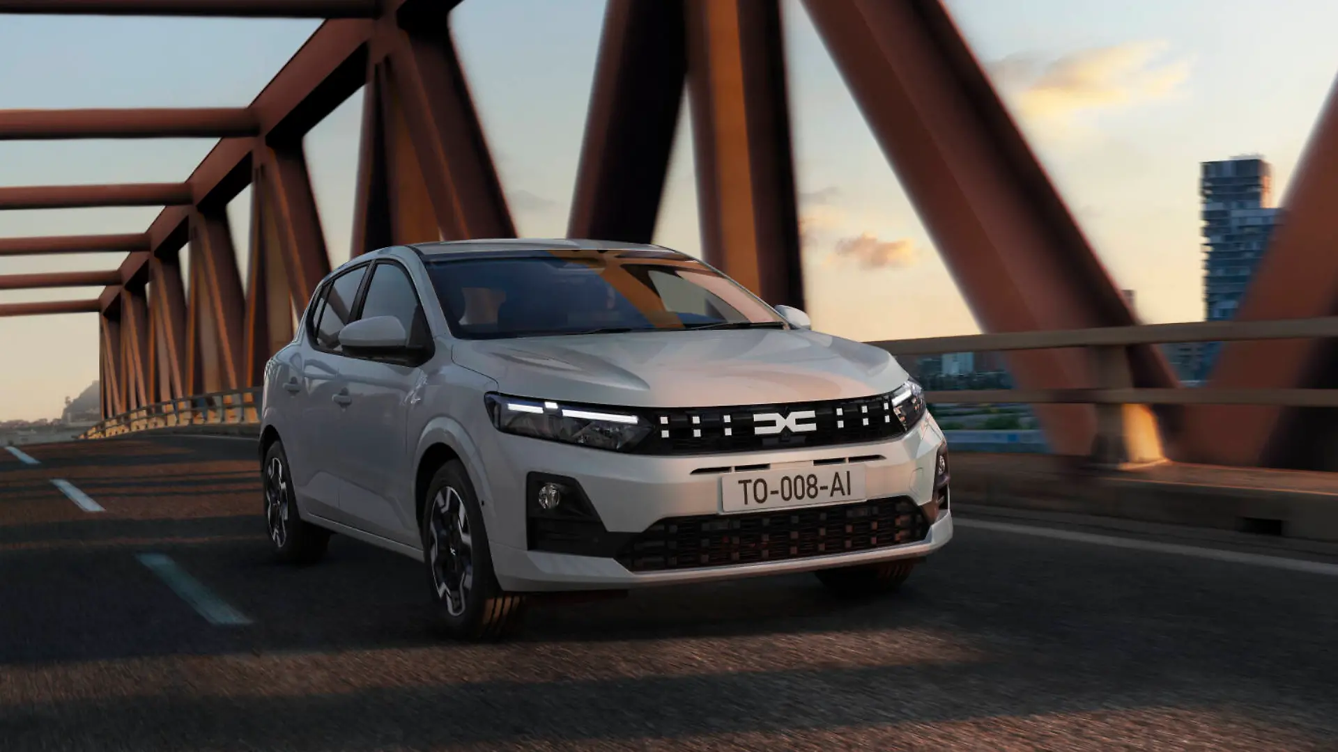 Ein Dacia Sandero fährt über eine Brücke