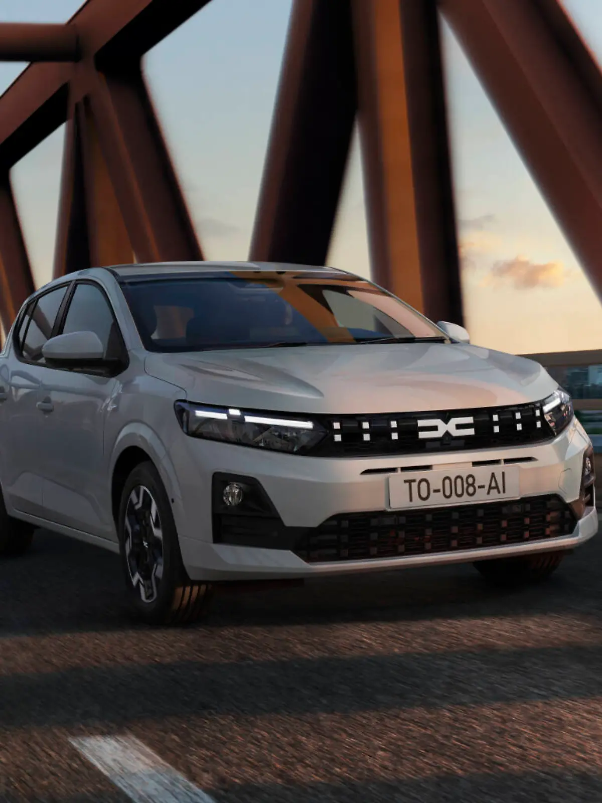Ein Dacia Sandero fährt über eine Brücke