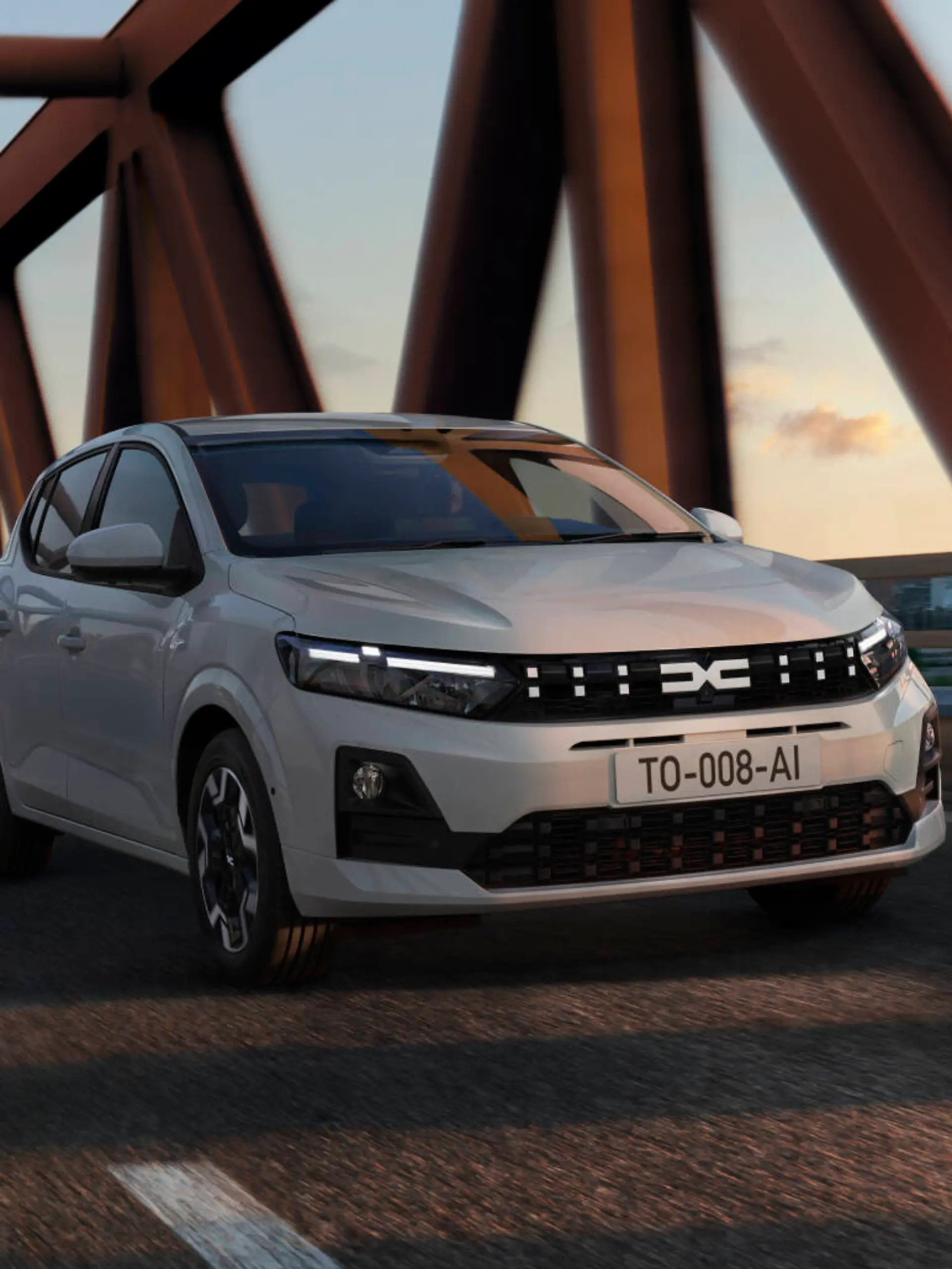 Ein Dacia Sandero fährt über eine Brücke
