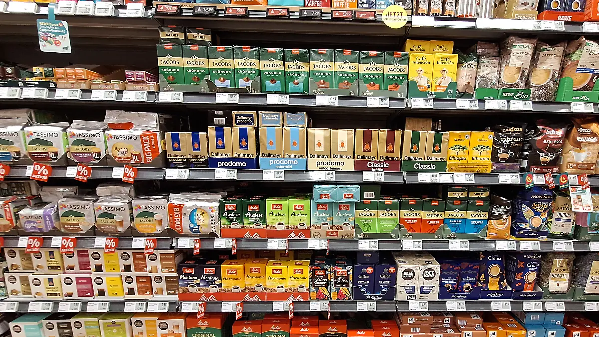 Themenbild - Einkaufen im Einzelhandel, Supermarkt, Discounter, Verkaufsregal mit Lebensmittel, Nahrungsmittel Bild: Verkaufsregal mit Lebensmittel, Nahrungsmittel im Supermarkt, Discounter , Einzelhandel im Rewe, Penny, Aldi, Lidl, Regal, verschiedene Kaffeesorten, Kaffee, Kaffeepulver, Pads, Kaffeepads, Kaffeebohne Foto:Eibner-Pressefoto/Fleig