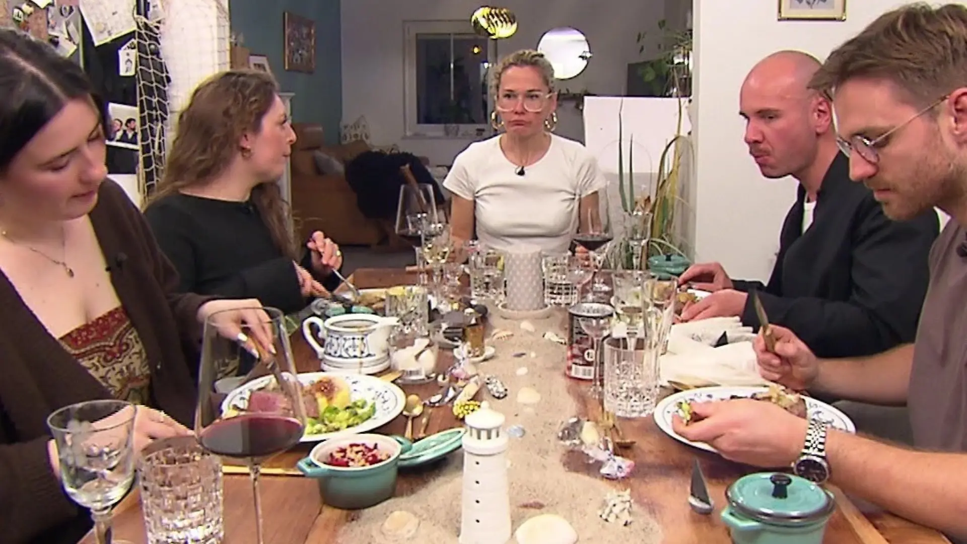 Das perfekte Dinner: Gastgeberin Steffi sitzt mit ihren vier Gästen am Esstisch beim Hauptgang