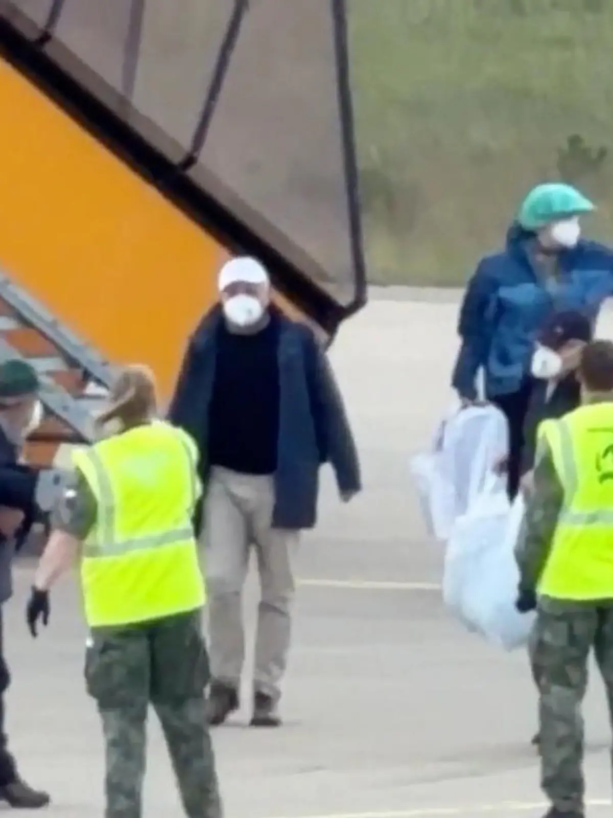 Bild zu: "Deutsche „Hondius"-Passagiere nach Frankfurt gebracht"