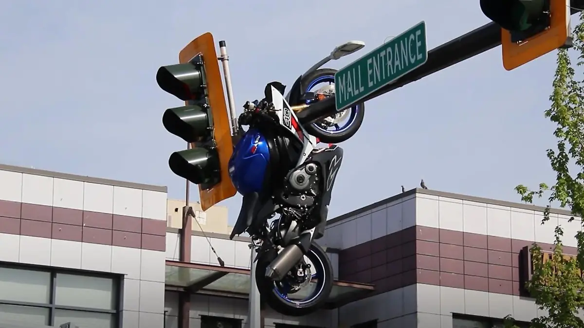 In Ampel verkeilt! Motorrad fliegt meterhoch durch die Luft – nach Horror-Crash Fahrer wird von Bike geschleudert