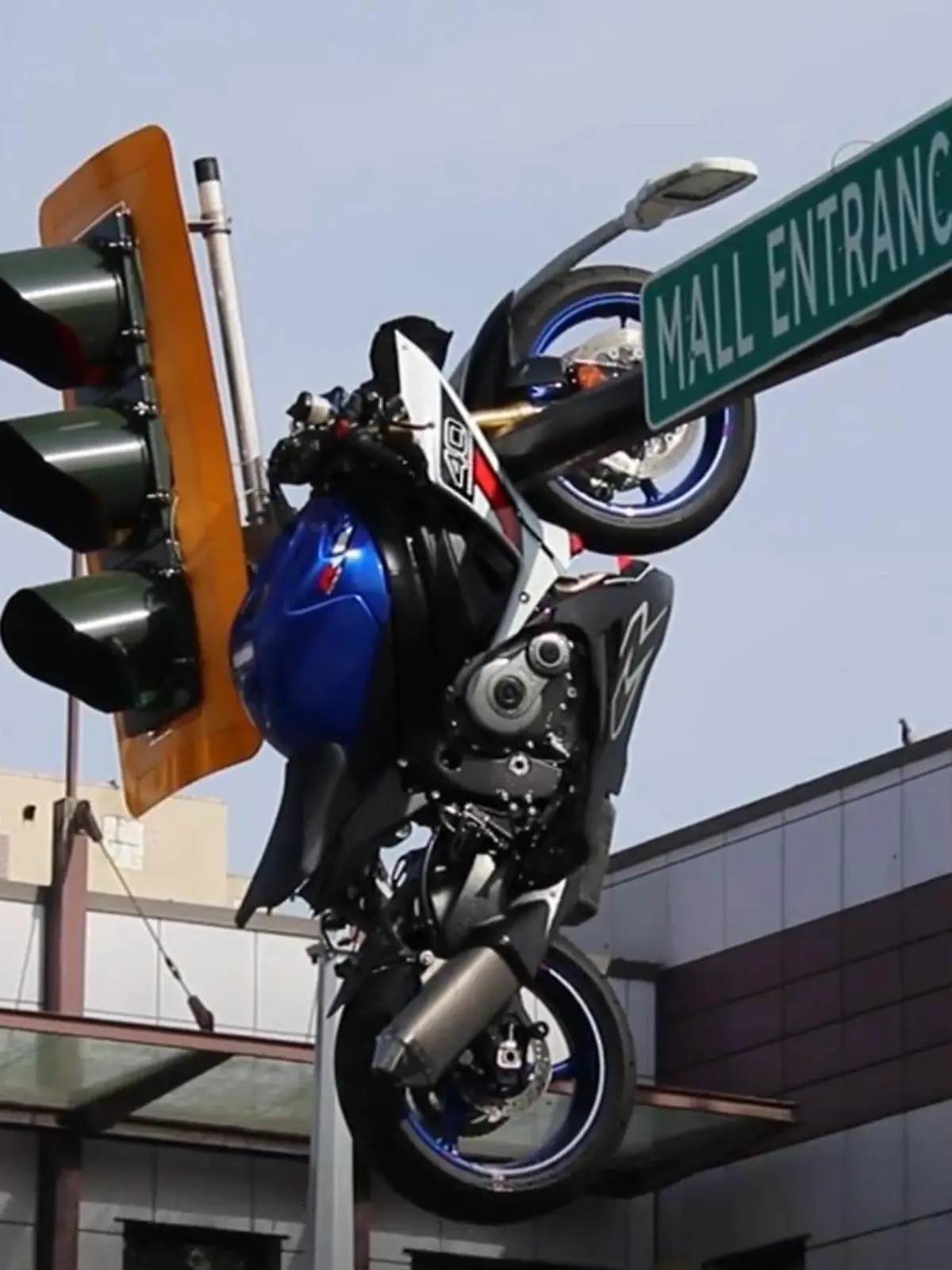 Bild zu: "In Ampel verkeilt! Motorrad fliegt meterhoch durch die Luft – nach Horror-Crash"