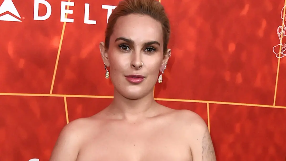 ARCHIV - 18.10.2018, USA, Beverly Hills: Die US-amerikanische Schauspielerin Rumer Willis kommt zur amfAR Inspiration Gala Los Angeles in Beverly Hills. (zu dpa «Rumer Willis: Baby Louetta verdankt seinen Namen einem Tippfehler») Foto: Jordan Strauss/Invision via AP/dpa +++ dpa-Bildfunk +++