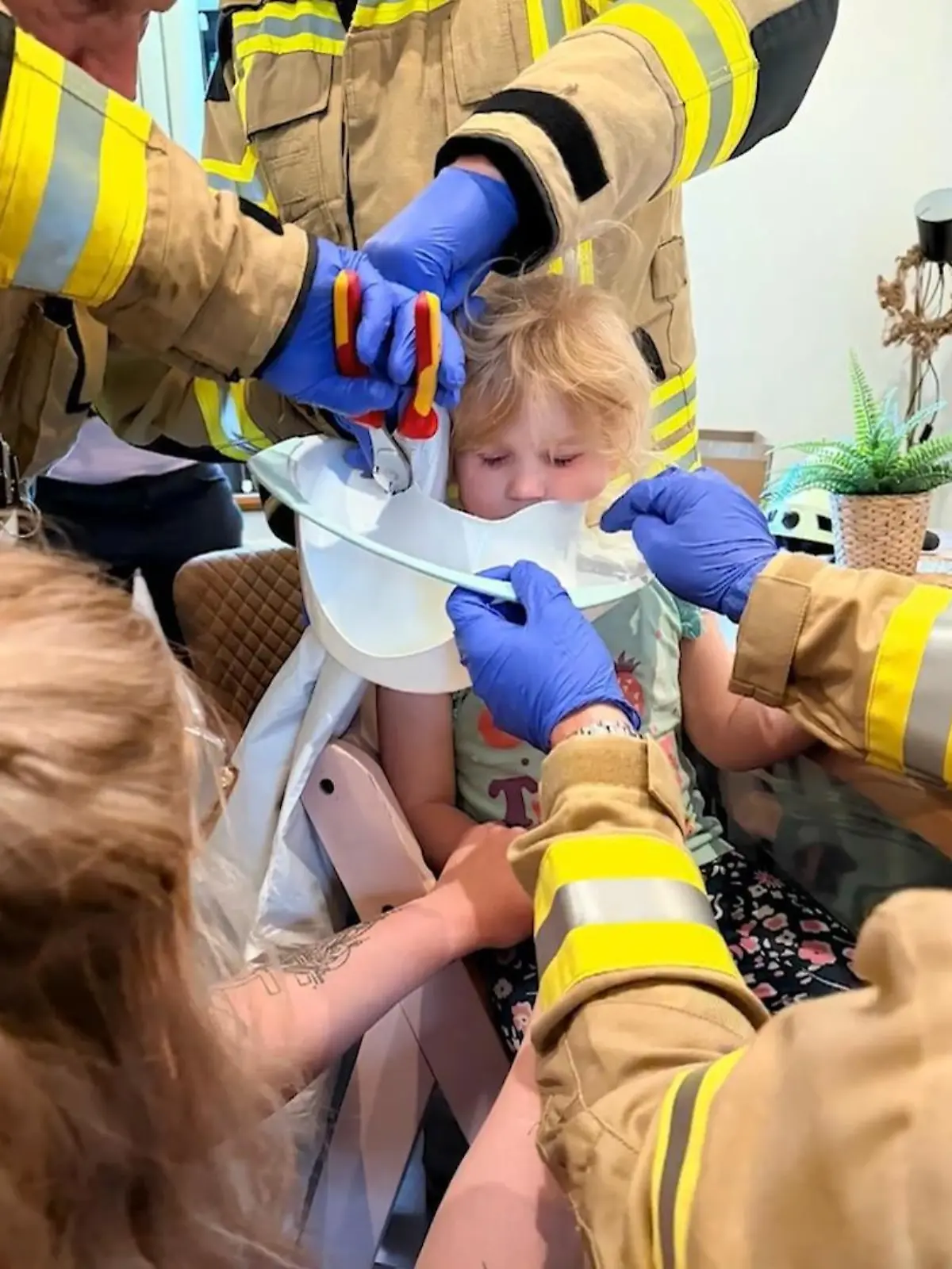 Bild zu: "Mission Klobrille! Feuerwehr befreit Dreijährige aus misslicher Lage"